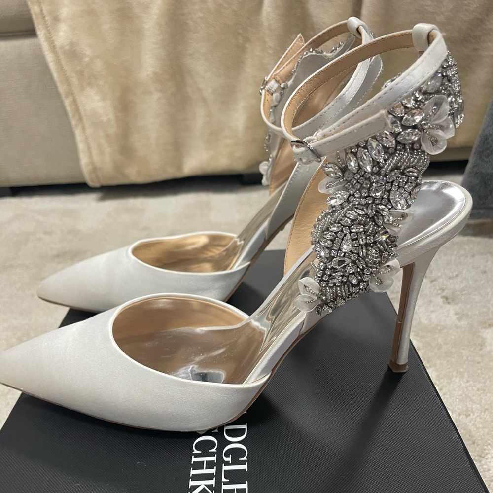 Badgley Mischka Women’s Blanca Heels Pumps in White Satin size 9